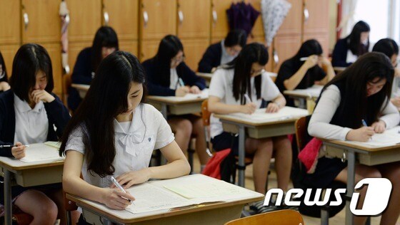 2015학년도 수능 9월 모의고사가 실시된 한 여고에서 3학년 학생들이 시험을 치고 있다. /뉴스1 © News1 손형주 기자