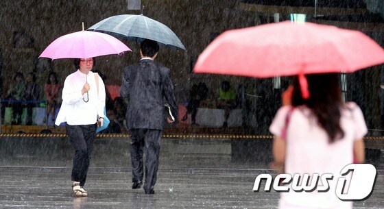 서울 광화문에서 시민들이 우산을 쓰고 발걸음을 재촉하고 있다. 2014.09.03/뉴스1 © News1 손형주 기자