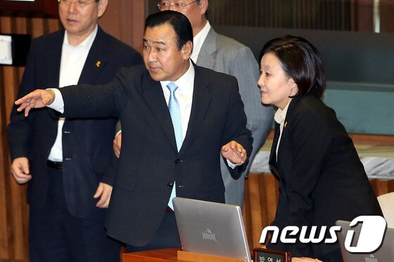 이완구 새누리당 원내대표(왼쪽)와 박영선 새정치민주연합 원내대표. © News1 
