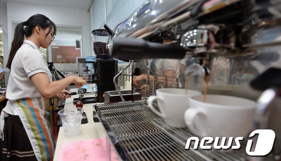 서울 시내 한 커피전문점에서 직원이 커피를 내리고 있다. © News1