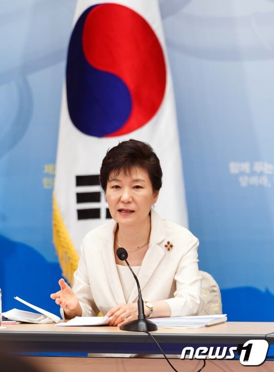 박근혜 대통령이 지난  3일 오후 청와대에서 열린 제2차 규제개혁장관회의 및 민관합동 규제개혁점검회의에서 발언하고 있다.(청와대 제공) 2014.9.3/뉴스1 © News1