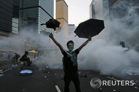 28일 홍콩에서 한 시민이 경찰의 최루탄 살포 진압에 우선을 펴서 맞서고 있다. © 로이터=뉴스1