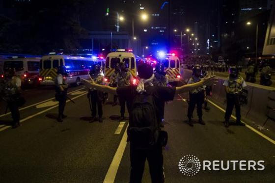 29일 홍콩에서 시위대에 가담한 시민과 경찰 병력들이 차단된 도로에서 대치하고 있다. © 로이터=뉴스1