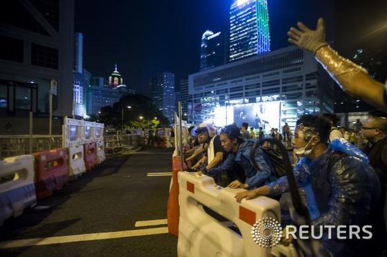 29일 홍콩에서 시위대가 금융가 일부를 점령한 채 집결해 경찰의 진압에 대비하고 있다. © 로이터=뉴스1