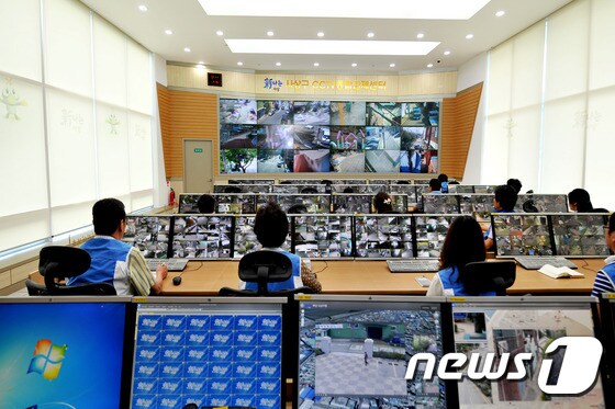 개소 1주년을 맞은 부산 사상구 CCTV통합관제센터는 총 531대의 CCTV를 전문 관제요원 16명이 24시간 모니터링하고 있다. <사상구 제공> 2014.09.30/뉴스1 © News1