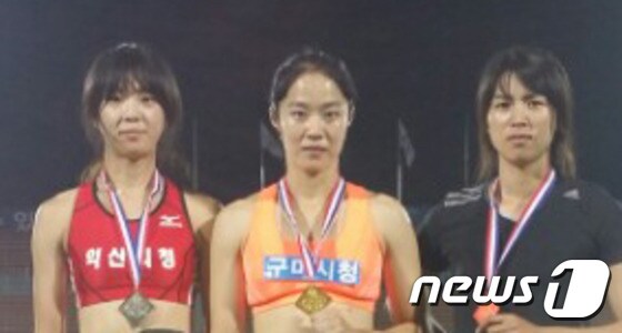 인천 아시안게임 여자 장대높이뛰기에서 동메달을 따낸 임은지(가운데). © News1 / 구미시청 제공