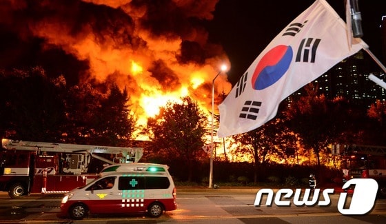 30일 오후 대전 대덕구 목상동 한국타이어 대전공장에서 불이 나 소방당국이 진화작업을 벌이고 있다. 한국타이어 관계자는 