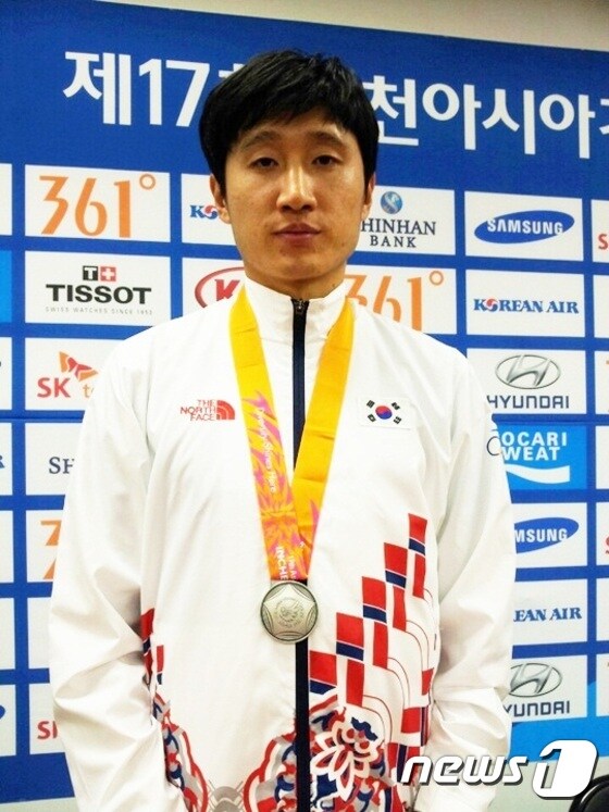 20일 인천 아시안게임 남자 멀리뛰기 결승에서 은메달을 차지한 김덕현이 웃지 못햇다. 김덕현은 