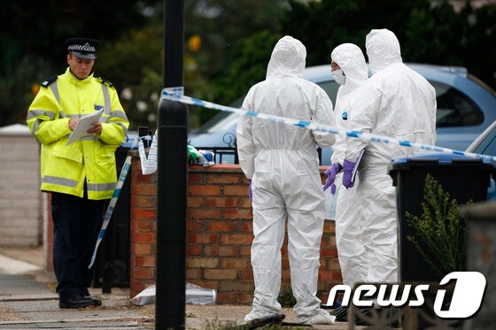 런던경찰국 법의학팀이 4일(현지시간) 영국 런던 에드먼턴의 한 주택에서 목이 잘린 채 발견된 팔미라 실바의 시신을 조사하고 있다.© AFP=뉴스1