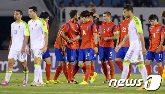 한국 축구대표팀의 FIFA랭킹이 63위까지 추락했다. © News1