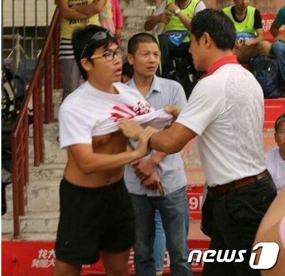 욱일승천기가 그려진 옷을 입고 등산하려던 중국인 남성이 시민들에 의해 저지당하고 있다. 사진 출처는 중국 추시우망. © 뉴스1
