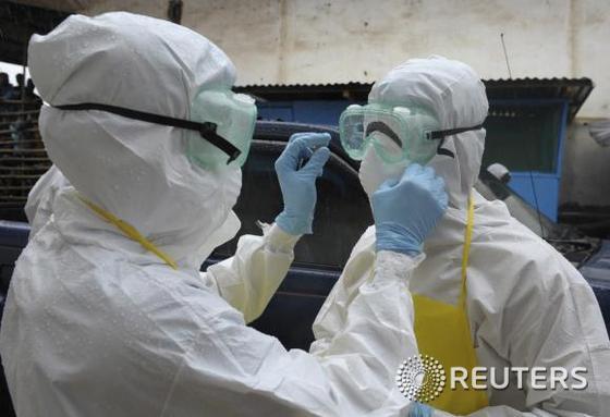 에볼라 바이러스가 창궐한 라이베리아의 수도 몬로비아에서 의료진들이 보호 장비를 착용하고 있다.  ©로이터=News1