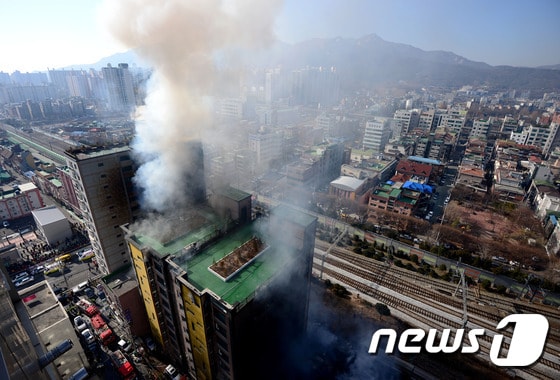 10일 경기도 의정부시 의정부동 10층짜리 아파트 화재현장에서 불길이 번지고 있다.  2015.1.10/뉴스1 © News1 박정호 기자
