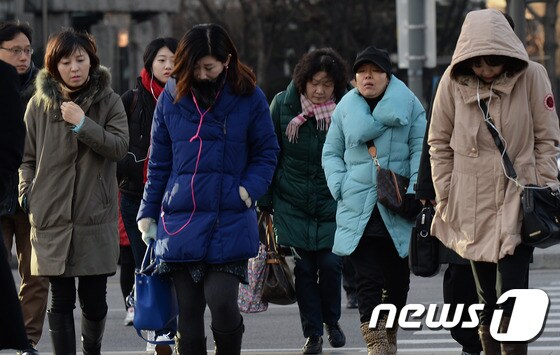 서울 종로구 광화문에서 시민들이 발걸음을 재촉하고 있다./뉴스1 © News1 윤혜진 기자