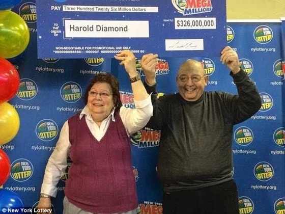 무려 3억2600만 달러의 복권을 홀로 독식하게 된 해롤드 다이아몬드(오른쪽)과 그의 아내 캐롤 다이아몬드. (출처=뉴욕로터리) © 뉴스1