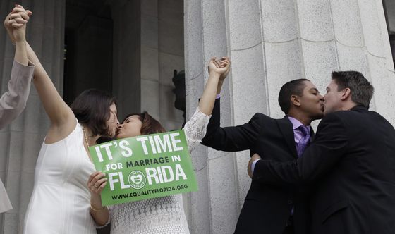 이달 5일(현지시간) 미국 플로리다 주가 36번째로 동성커플의 결혼을 허용하자 동성커플들이 환호하고 있다. © 로이터=뉴스1