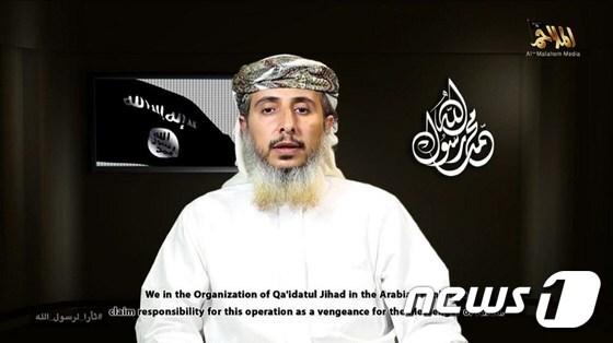 14일(현지시간) 공개된 알카에다 아라비아반도지부(AQAP)의 동영상. AQAP 지도자 중 한 명인 나세르 알안시는 지난주 발생한 프랑스 풍자 주간지 샤를리엡도의 테러가 자신들의 소행이라고 주장했다.© AFP=뉴스1