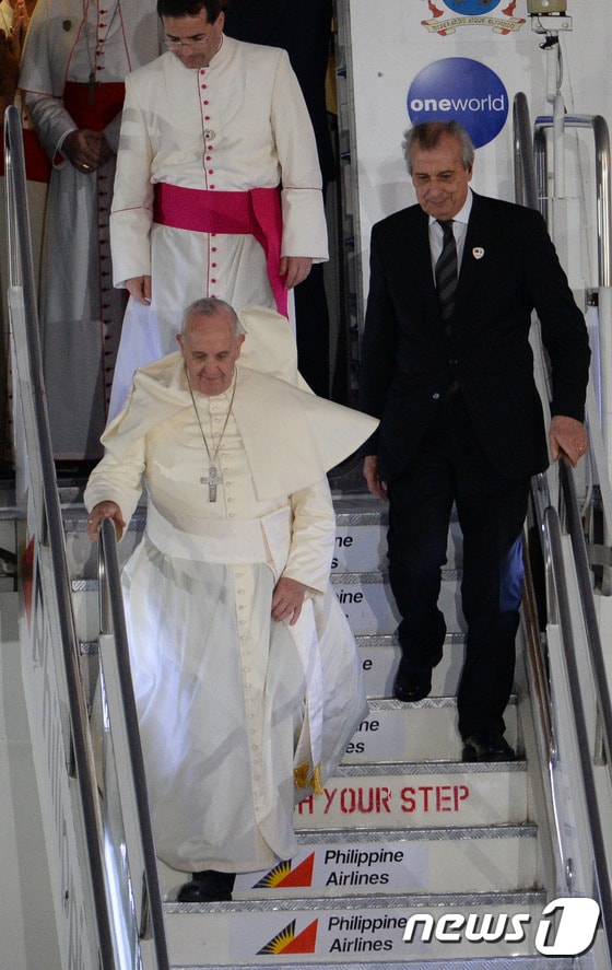 프란치스코 교황이 15일(현지시간) 아시아 투어의 2번째 일정으로 필리핀에 도착했다. ©AFP=News1