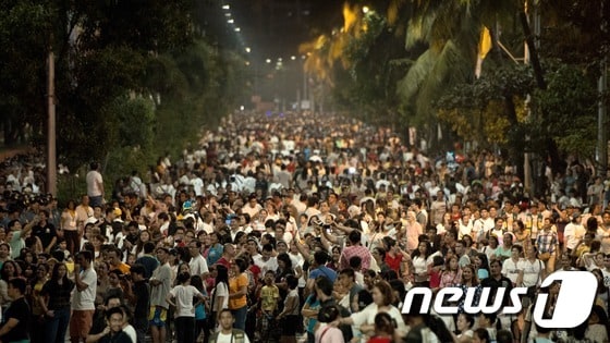 프란치스코 교황의 차량 행렬이 지나는 마닐라 도로 곳곳에 수많은 인파가 몰려들었다.©AFP=News1