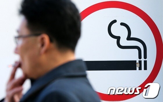 흡연 구역에서 담배를 피우고 있는 흡연자./© News1