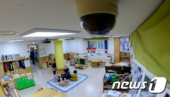 어린이집 CCTV 설치 의무화 추진 계획을 발표한 16일 오후 서울 성동구의 한 어린이집에 설치된 CCTV 아래에서 어린이들이 즐거운 시간을 보내고 있다. 2015.1.16/뉴스1 © News1 박지혜 기자