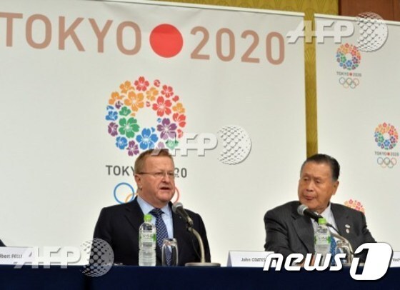 존 코츠 국제올림픽위원회(IOC) 부위원장(왼쪽)과 모리 요시로 토쿄올림픽 조직위원회 위원장이 지난해 4월 4일 도쿄올림픽 준비 과정 기자회견장에 나란히 앉아 있는 모습 © AFP=News1