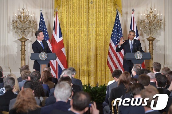 버락 오바마 미국 대통령(좌) 데이비드 캐머런 영국 총리가 16일(현지시간) 정상회담을 마치고 기자회견을 열고 있다. © AFP=News1