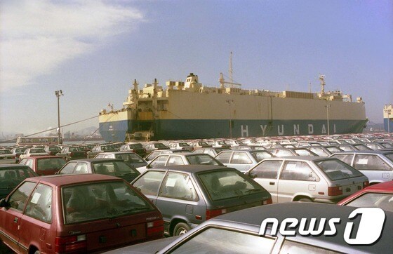 사진은 1987년 현대자동차 수출 선적 모습. (국가기록원 제공)