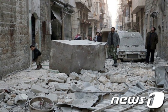 1일(현지시간) 교전으로 엉망이 된 시리아 북부 알레포의 한 거리를 주민들이 청소하고 있다.© AFP=뉴스1