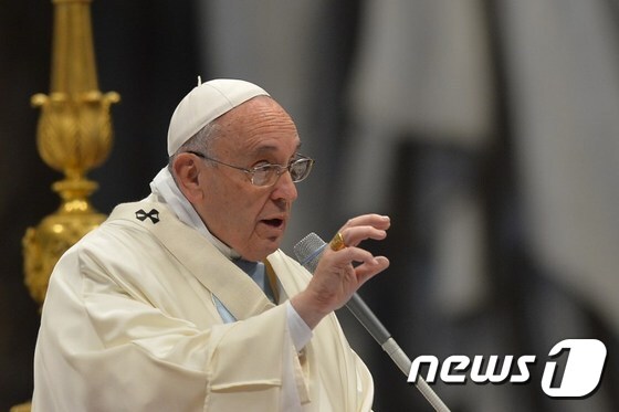 프란치스코 교황이 1일(현지시간) 바티칸에서 진행된 신년 미사에서 현대판 노예제도와 싸워야 한다고 말하고 있다.© AFP=뉴스1