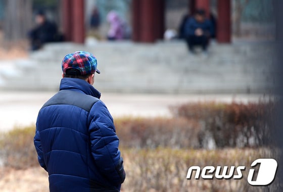 서울시내 한 공원의 어르신들. 2015.1.21/뉴스1 © News1 박세연 기자