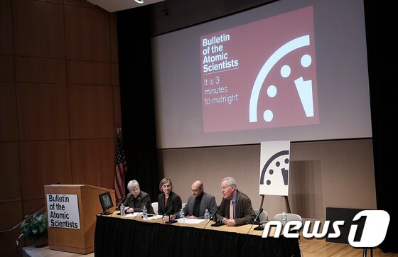 미국 원자력과학자회보(BAS)는 22일(현지시간) 워싱턴DC에서 기자회견을 열고 '최후의 날 시계(doomsday clock)'의 시계바늘을 종전의 11시 57분으로 조정했다고 발표했다. 가장 왼쪽에 앉은 사람은 BAS 발행인인 케네스 베네딕스. © AFP=News1