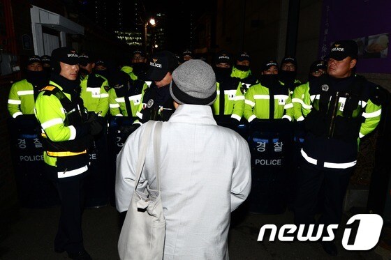 <span>23일 종로경찰서에 따르면 태고종 전 집행부 스님 16명이 이날 오후 5시쯤 서울 종로구 태고종 총무원 사무실에 진입해 현 집행부 10여 명을 밖으로 몰아내고 안에서 문을 걸어 잠그고 있다.</span>© News1 정회성 기자