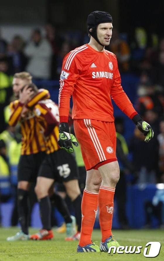 <span>첼시의 페트르 체흐 골키퍼가 브래드포드 앤드류 할리데이에게 역전골을 허용한 뒤 허탈한 표정을 짓고 있다. © AFP=News1</span>