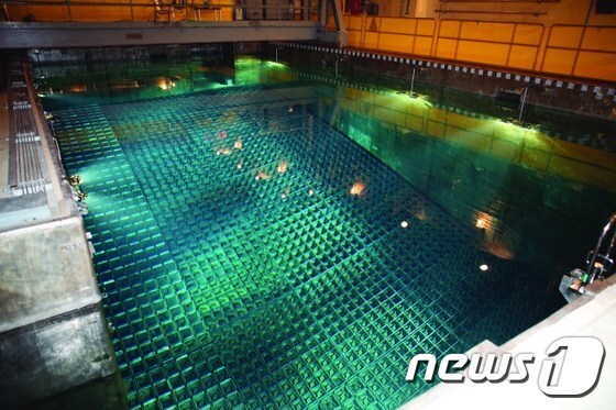물 속에 임시 보관 중인 사용후핵연료의 모습(뉴스1 자료사진)© News1
