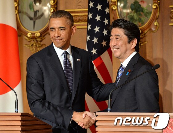 버락 오바마 미국 대통령(왼쪽)과 아베 신조 일본 총리. © AFP=뉴스1 2015.01.25/뉴스1 © News1