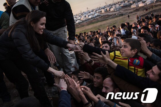 유엔난민기구(UNHCR)의 친선대사로 활동하는 할리우드 배우 안젤리나 졸리가 25일(현지시간) 이라크 도훅에 위치한 난민 캠프를 방문해 인사하고 있다. © AFP=News1