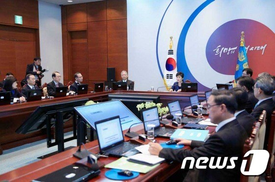 박근혜 대통령이 26일 오전 청와대에서 올해 첫 수석비서관회의를 주재하고 있다. (청와대) 2015.1.26/뉴스1 © News1 이광호 기자