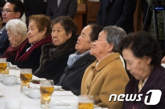 일본군 위안부 피해 할머니들이 지난 13일 서울 여의도 국회 사랑채에서 열린 정의화 국회의장 초청 오찬 간담회에 참석했다.  © <span class=