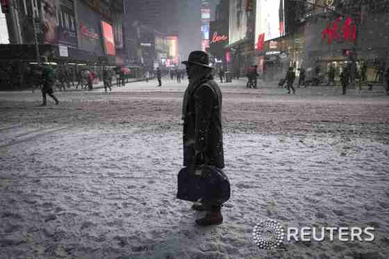26일(현지시간) 미국 기상청이 뉴욕 등 주요 지역에 눈폭풍 경보를 발령한 가운데 뉴욕 타음스 스퀘어 42번가에서 한 행인이 내리는 눈 속에 서 있다. © 로이터=News1