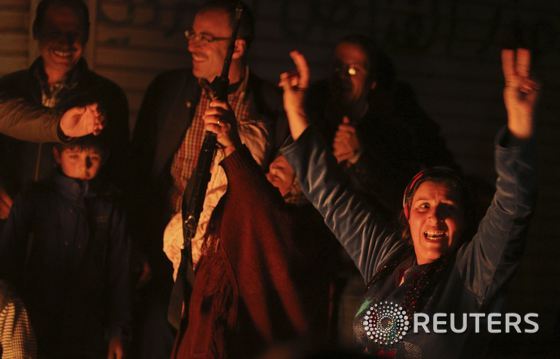 쿠르드 민병대의 시리아 코바니 탈환 소식에 쿠르드족 민간인들이 기뻐하고 있다. © 로이터=뉴스1