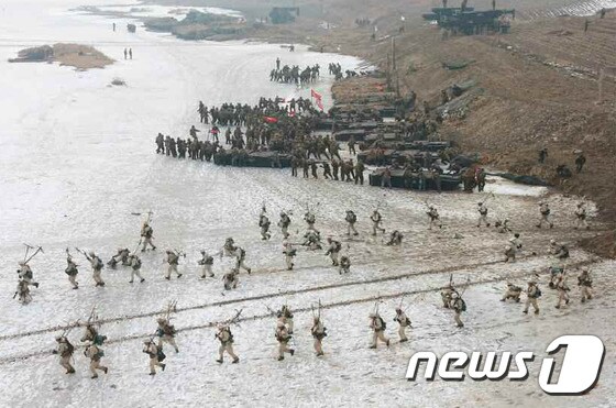 지난 2015년 1월 북한군이 도하훈련을 하는 모습. (노동신문) 2015.1.27 뉴스1 © News1 조희연 기자