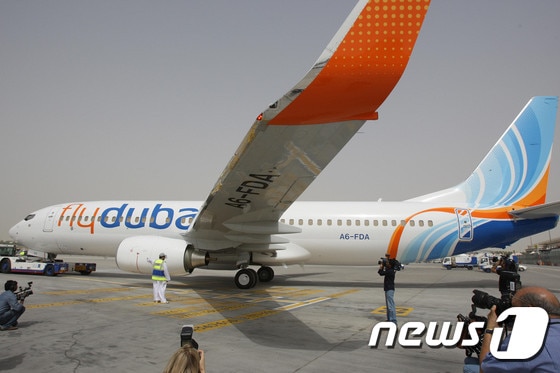 플라이두바이의 여객기 한 대가 26일(현지시간) 이라크 바그다드공항에 착륙하는 과정에서 총격을 받았다.© AFP=News1