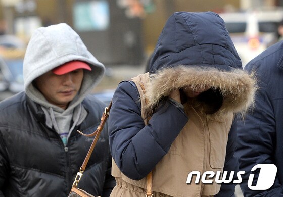 서울 아침 기온이 영하 9.1도까지 떨어지는 등 전국 기온이 영하권에 머무른 28일 아침 광화문에서 직장인들이 출근을 서두르고 있다. /뉴스1 © News1 안은나 기자