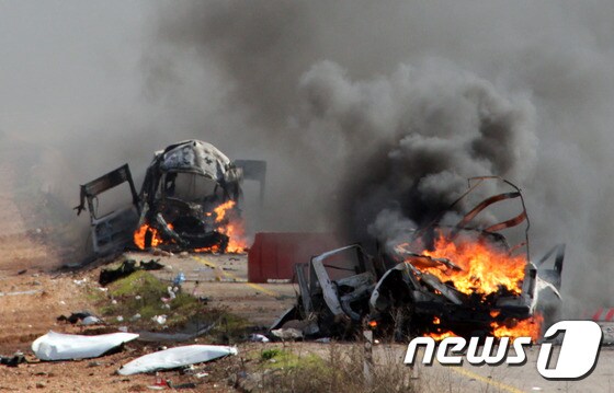 2015년 1월  레바논 무장정파 헤즈볼라의 미사일 공격으로 국경 인근 이스라엘 샤바 농장에서 이스라엘 군인들이 타고 있던 차량이 불에 타고 있다. © AFP=뉴스1