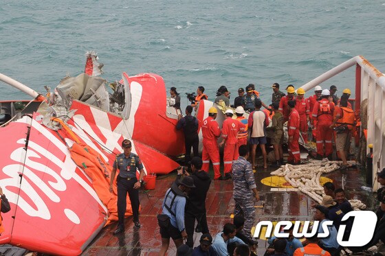 지난해 12월28일 추락한 에어아시아 여객기 8501편의 잔해가 수색 선박 위로 올려진 모습. © AFP=뉴스1