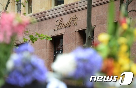 지난달 16일 인질극이 벌어진 호주 시드니 린트 초콜릿 카페 인근에 희생자를 추모하는 꽃다발들이 놓여 있다. © AFP=뉴스1