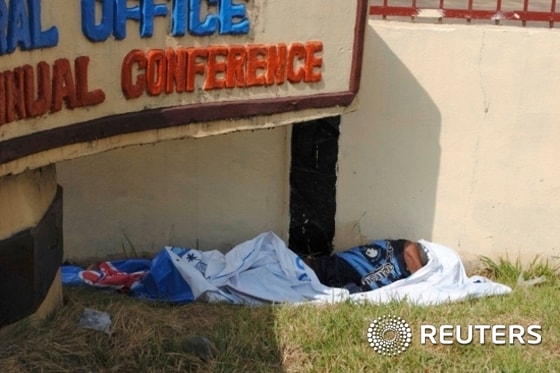 에볼라에 감염된 것으로 추정되는 남성이 몬로비아에 위치한 한 교회 앞에 누워있다. ⓒ로이터=뉴스1