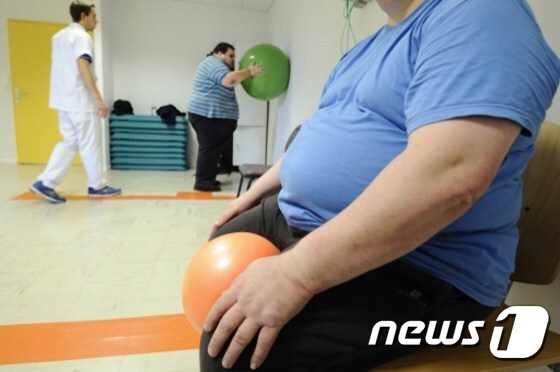 운동치료를 받고 있는 비만 환자./© AFP=뉴스1