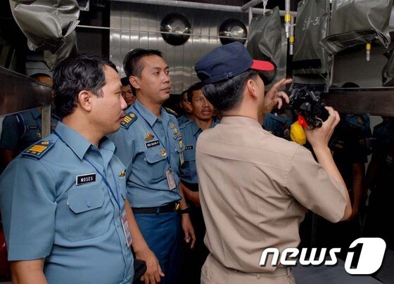해군은 잠수함 전력을 강화하기 위해 기존 제9잠수함전단을 확대 개편한 잠수함사령부를 창설한다고 1일 밝혔다. 잠수함사령부 공식 창설식은 2일 경남 진해 잠수함사령부에서 열린다. 사진은 2011년 9월 5일 인도네시아 해군 대상 잠수함 운용 관련 교육훈련 모습. (해군 제공) 2015.2.1/뉴스1 © News1 조희연 기자